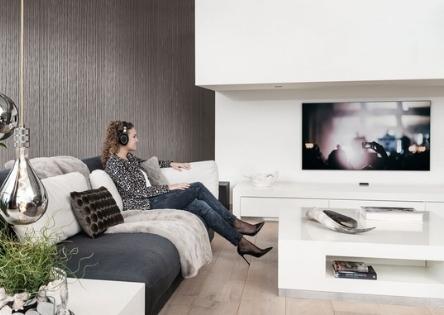 Vrouw met bluetooth koptelefoon die tv aan het kijken is - Marmitek