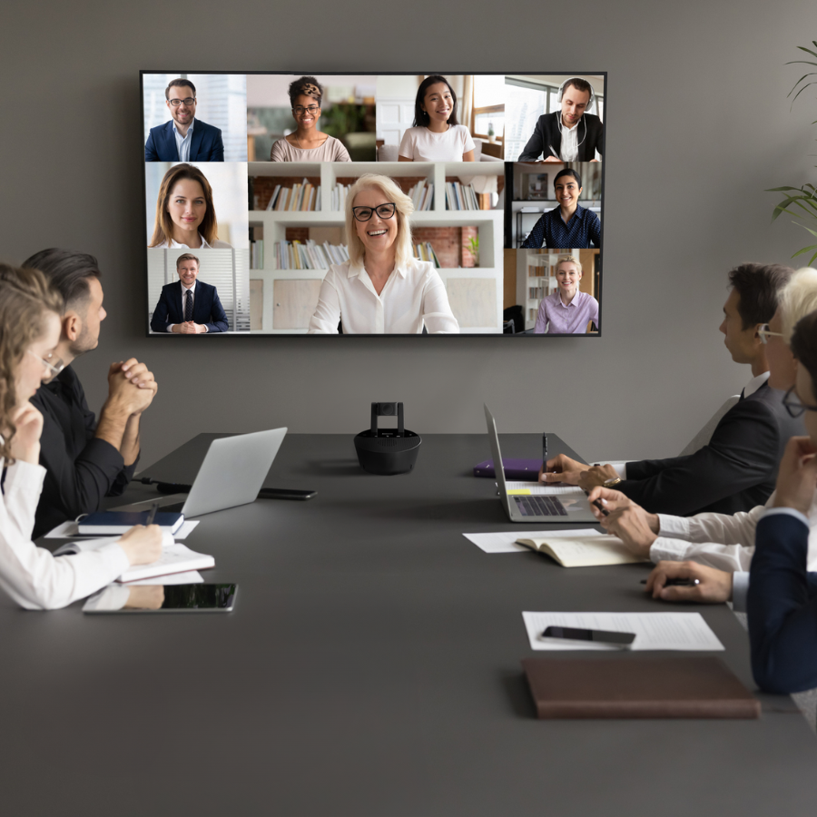 Cam 4K Pro - Webcam 4K - Conference Camera - People in a hybrid meeting in the office and at home| Marmitek