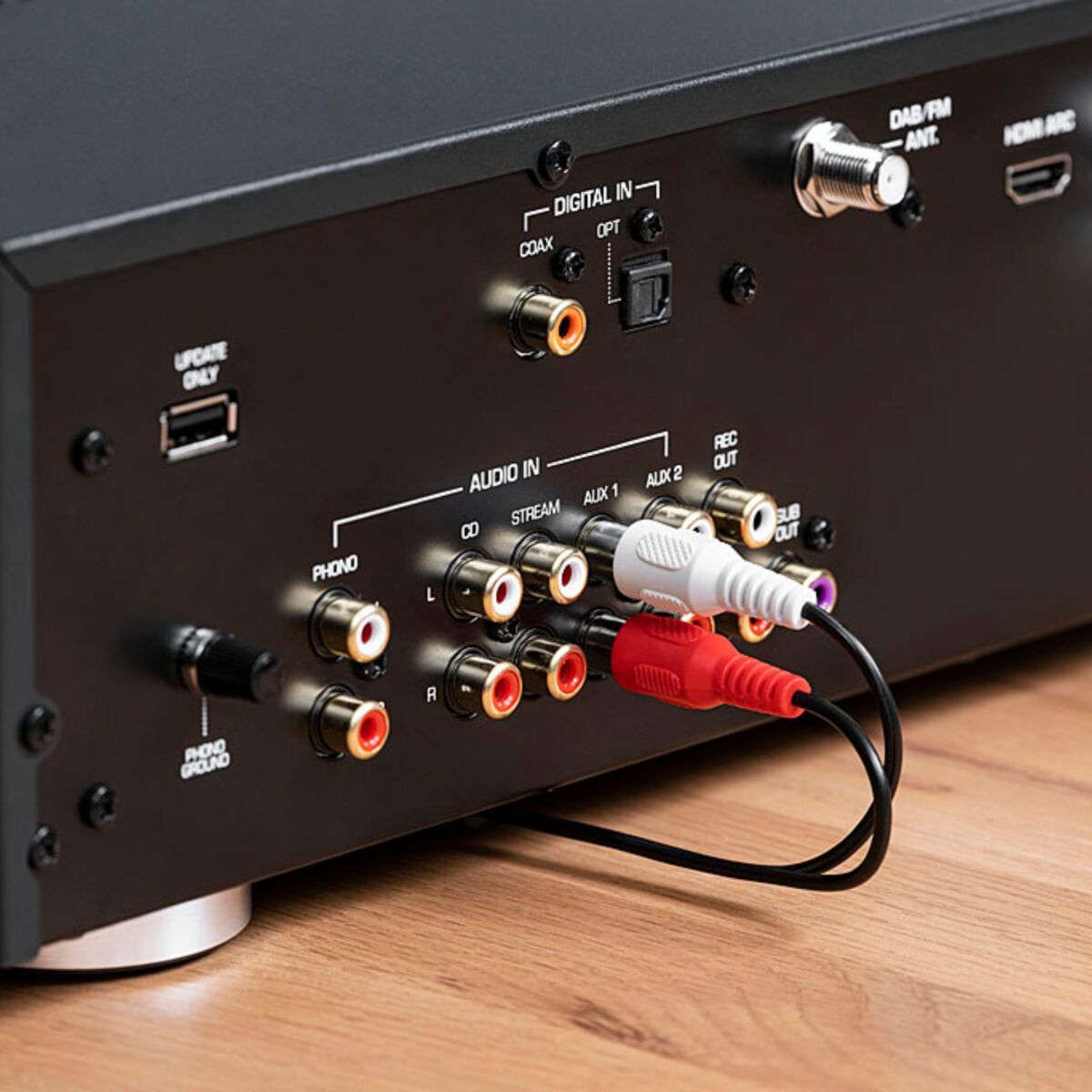 BoomBoom 80 - Bluetooth Receiver - Back Side of a Receiver with Audio Cables Connected to a BoomBoom 80 | Marmitek