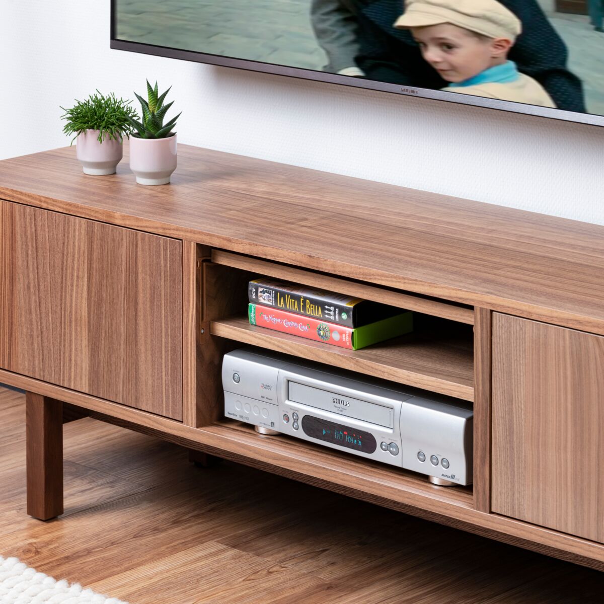 Connect AH31 - SCART to HDMI adapter  - Ambiance Image of an old VHS video player connected to TV with the Connect AH31 | Marmitek