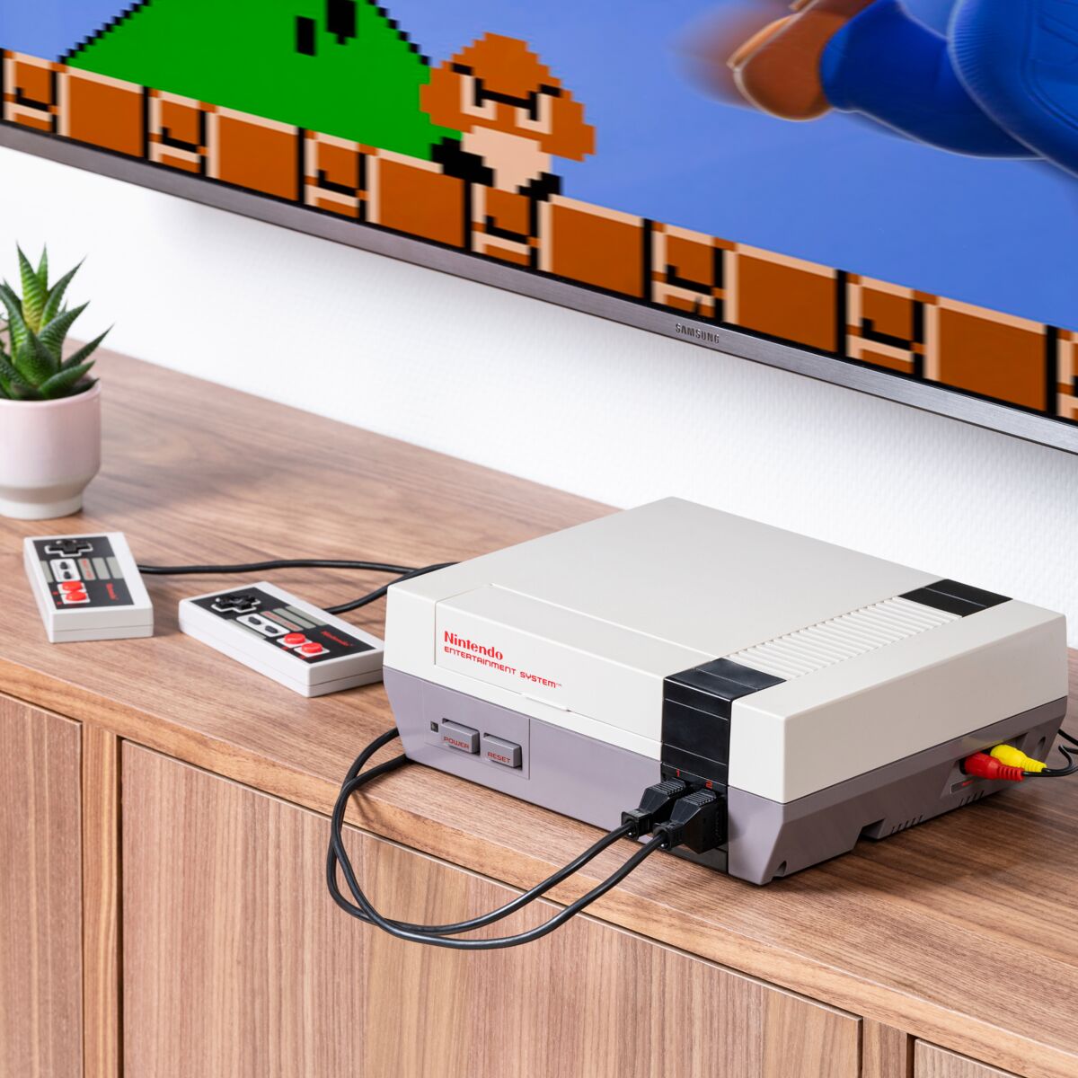 Connect AH31 - SCART to HDMI adapter  - Ambiance Image of an old Nintendo connected to TV with the Connect AH31 | Marmitek