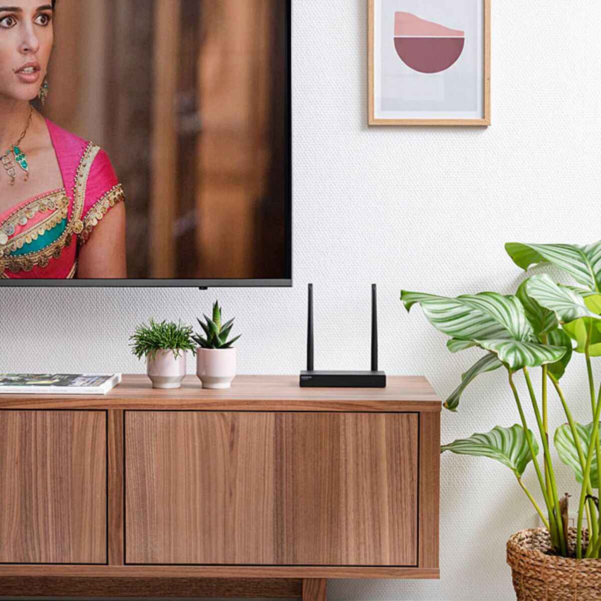 TV Anywhere Wireless 4K - HDMI Receiver on TV Closet | Marmitek