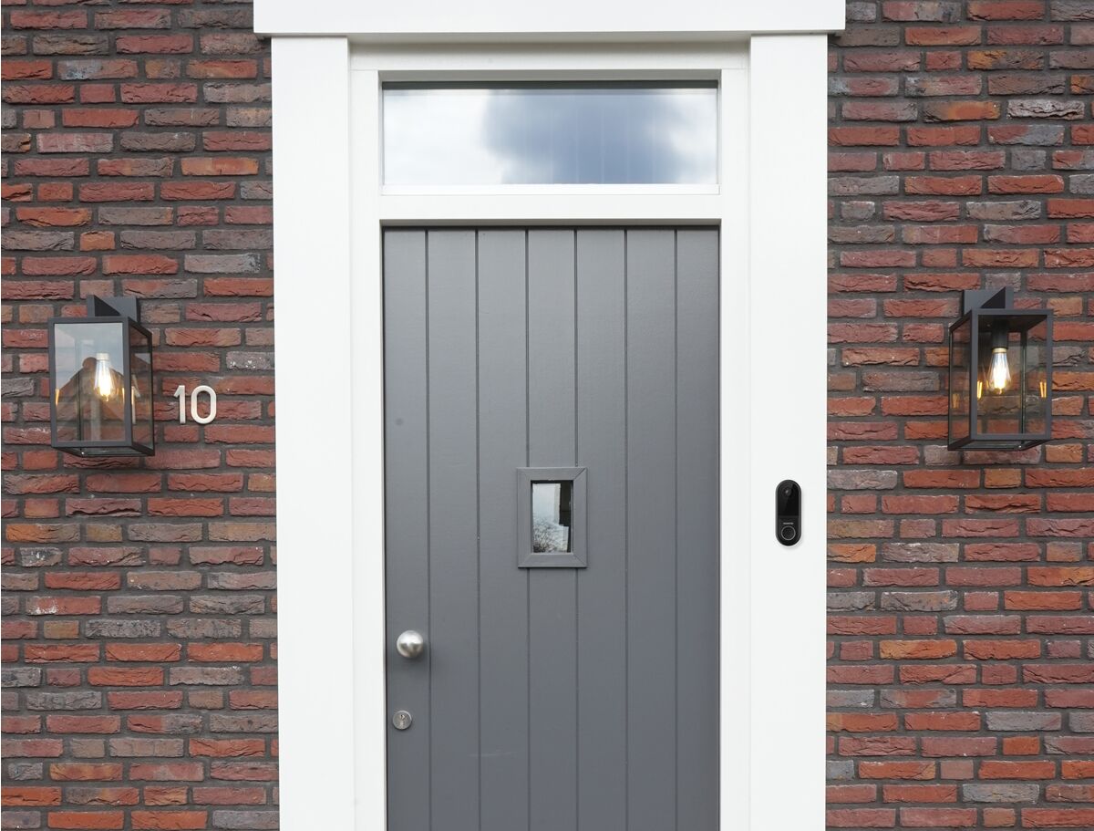 Buzz LO - Doorbell camera - Ambiance Image Bzz LO mounted on front door of a house | Marmitek