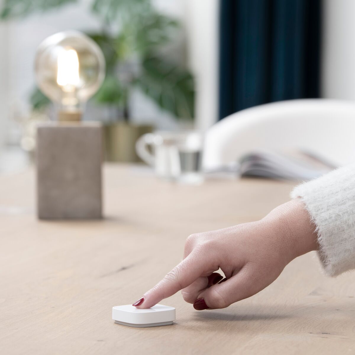 Push ME - Zigbee switch - Ambiance Image of finger pushing the Push ME Smart button | Marmitek