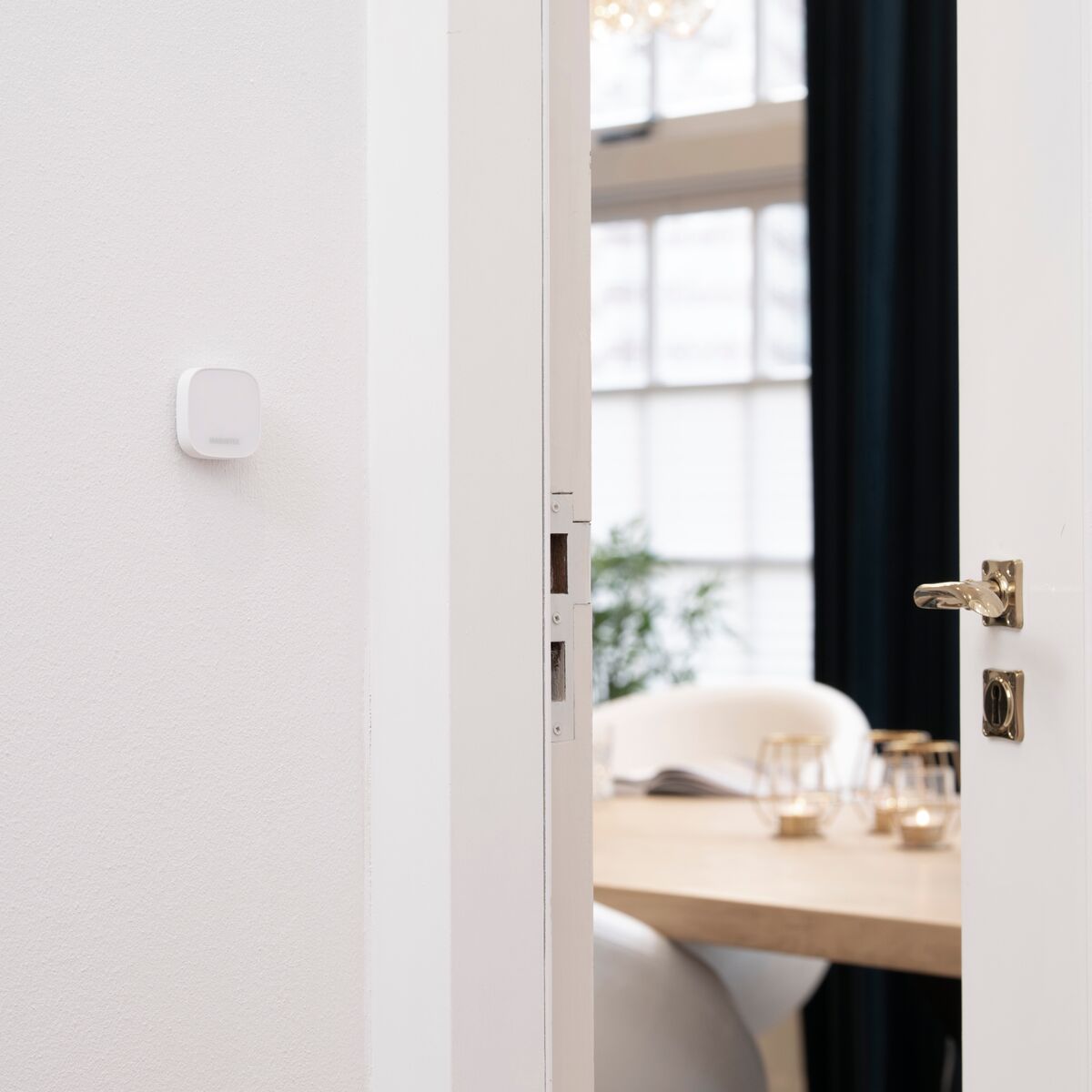Push ME - Zigbee switch - Ambiance Image of Push LE mounted on wall | Marmitek