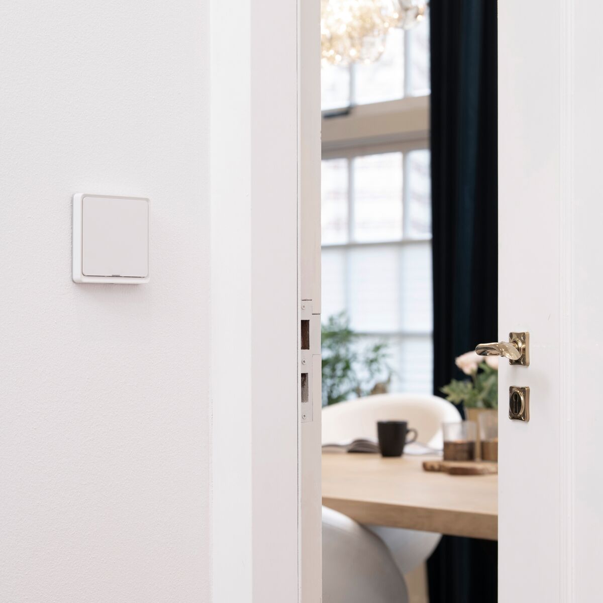 Push LE WHT - Zigbee switch - Ambiance Image of Push LE WHT on wall | Marmitek
