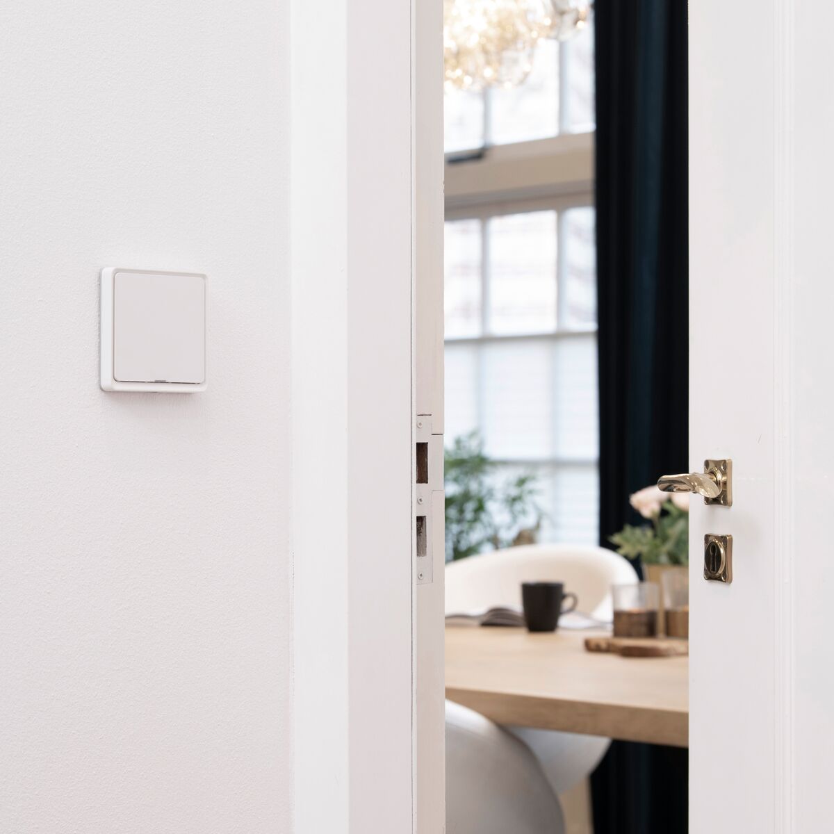 Push LE WHT - Zigbee switch - Ambiance Image of Push LE WHT on wall | Marmitek 