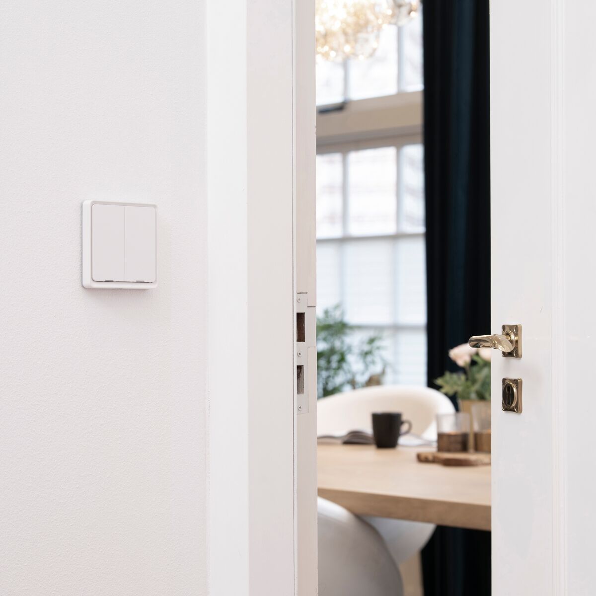 Push LO WHT - Zigbee switch - Ambiance Image of Push LO WHT mounted on wall | Marmitek | Marmitek