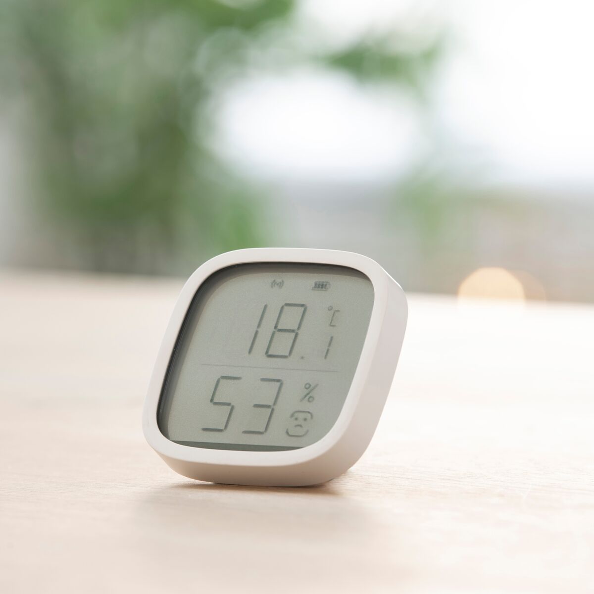 Sense MO - Zigbee Temperature Sensor - Ambiance Image of a Sense MO on a table | Marmitek