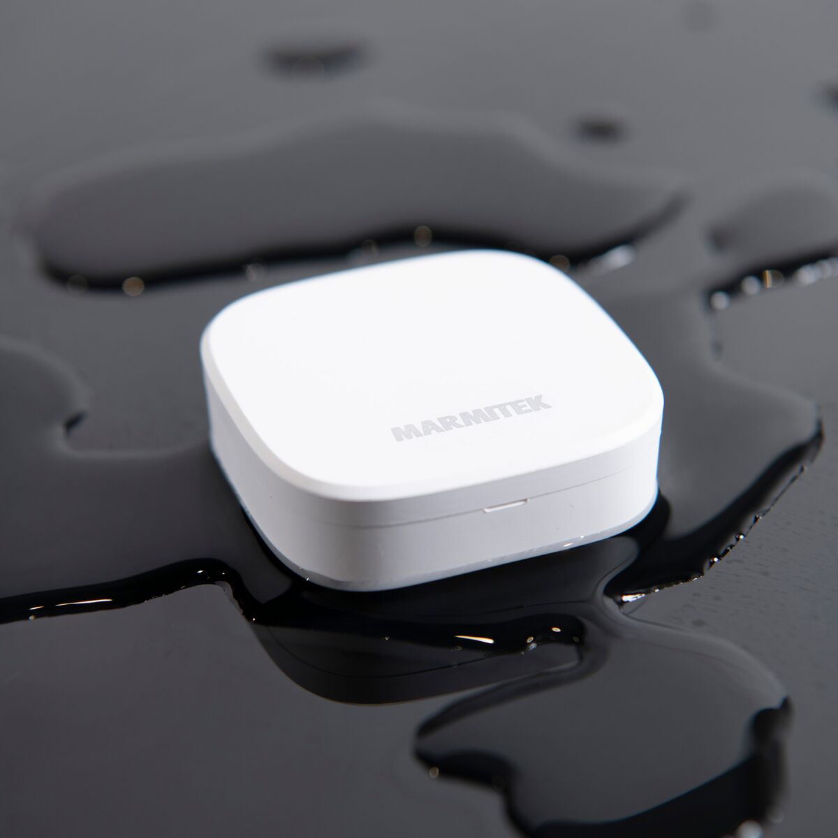 Sense MA - Zigbee Water Detector - Detail Image with water | Marmitek