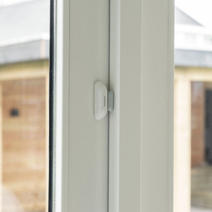 Sense SI - Door sensor - Ambiance Image of a door sensor on a closed window | Marmitek