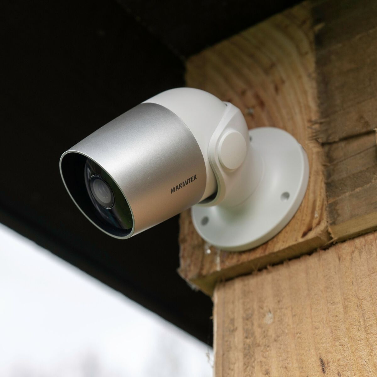 View MO - Wi-Fi camera outdoor - Ambiance Image of Wi-FI outdoor camera mounted on an outside wall | Marmitek