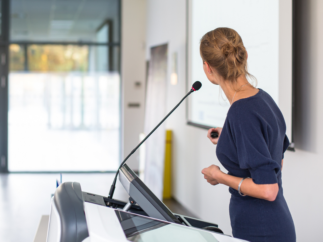 WPR 400 - Wireless presenter - Young woman giving a presentation using the WPR 400 - wireless presentation remote | Marmitek
