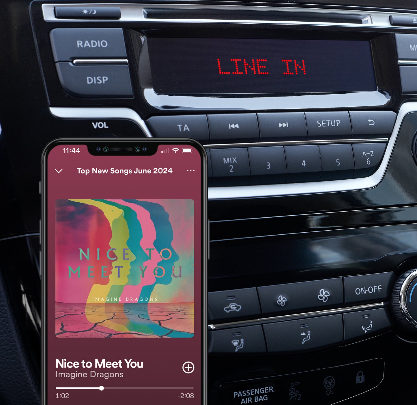 Boomboom 76 - Bluetooth receiver - Ambiance Image of smartphone streamin music to AUX/LINE IN input car radio | Marmitek