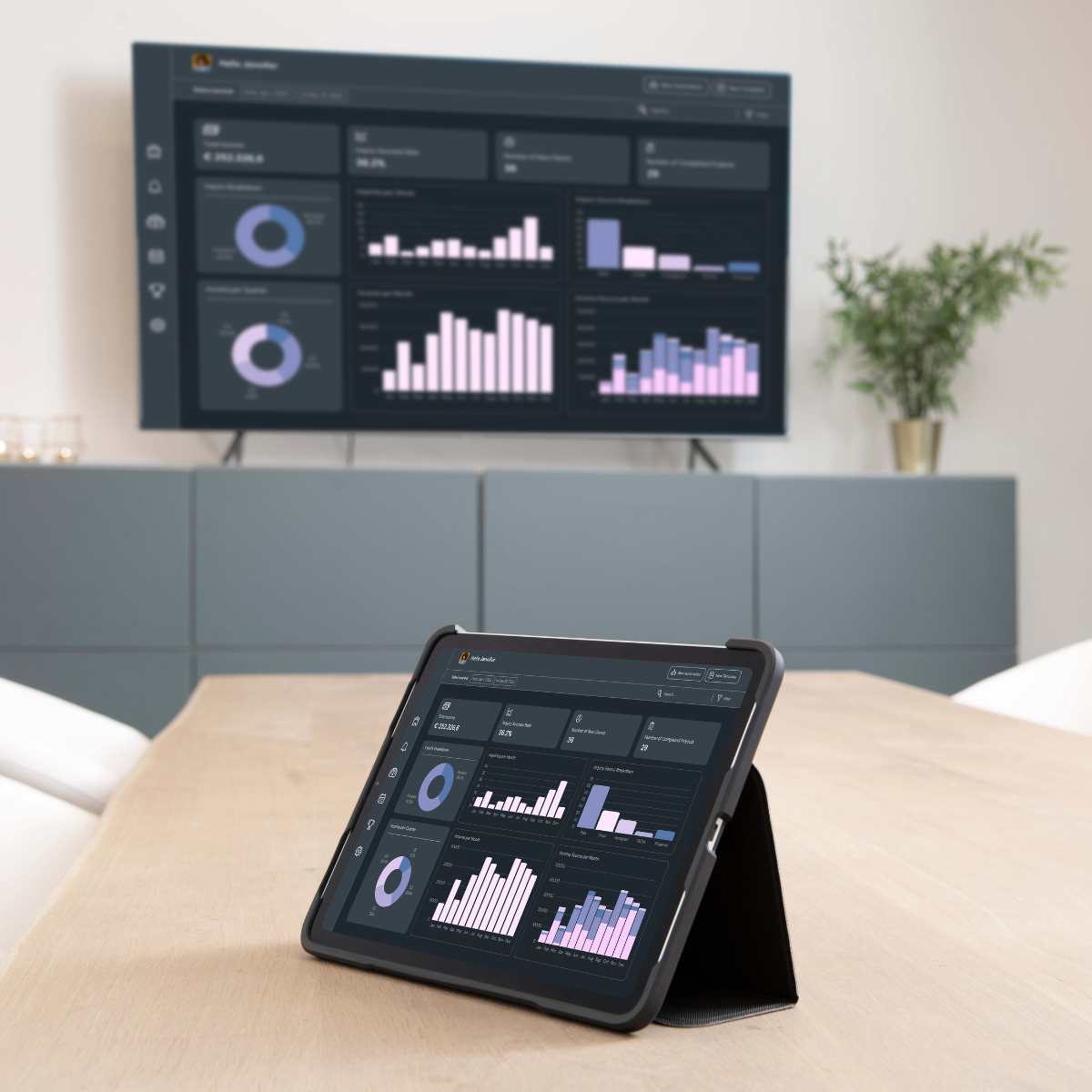 Stream 4K Pro - Wireless 4K HDMI presentation system | Ambiance Image - Meeting room with screen in background and ipad on foreground displaying same content on screen | Marmitek