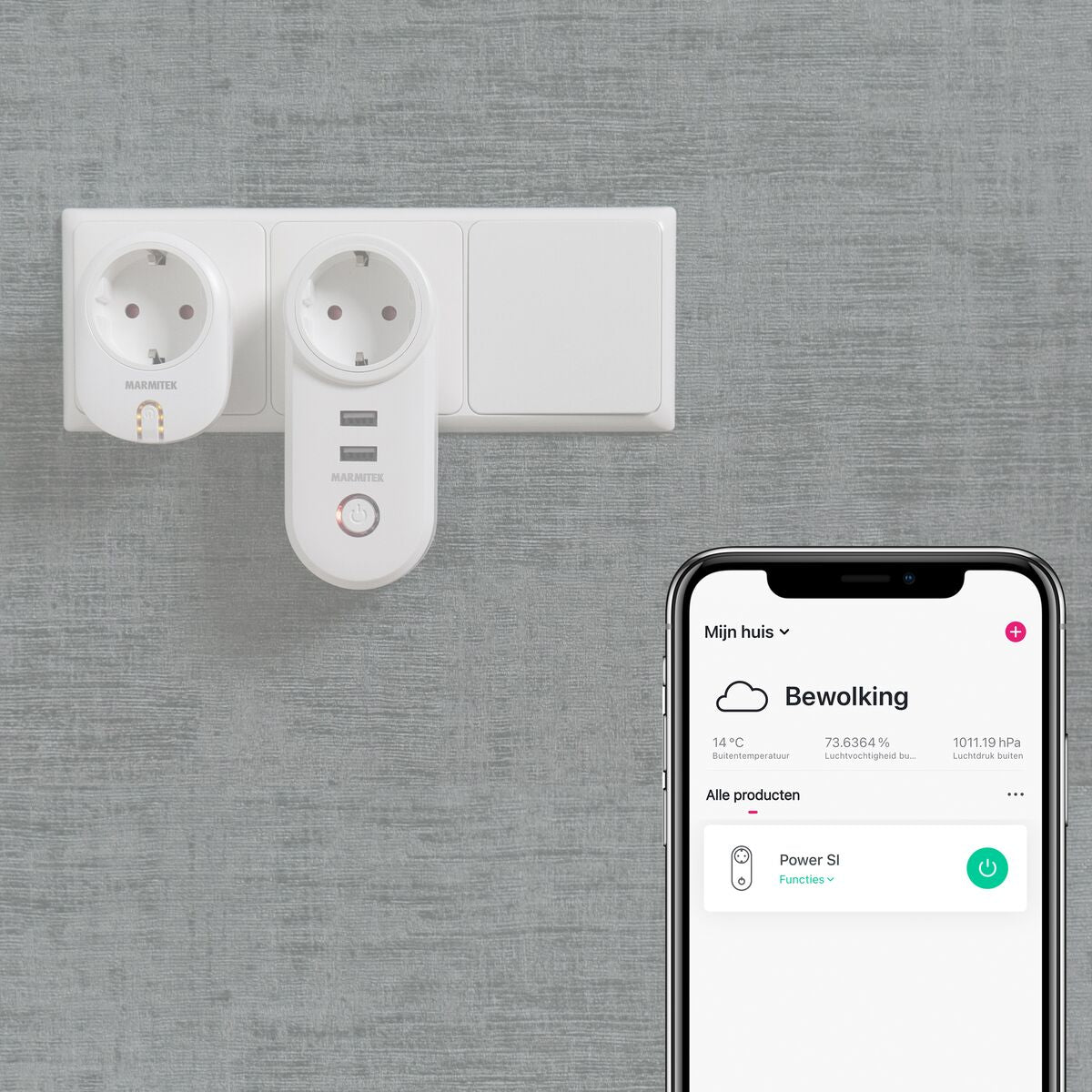 Power SI - Smart plug - Power SI in power socket and Smartphone showing the Smart me app | Marmitek