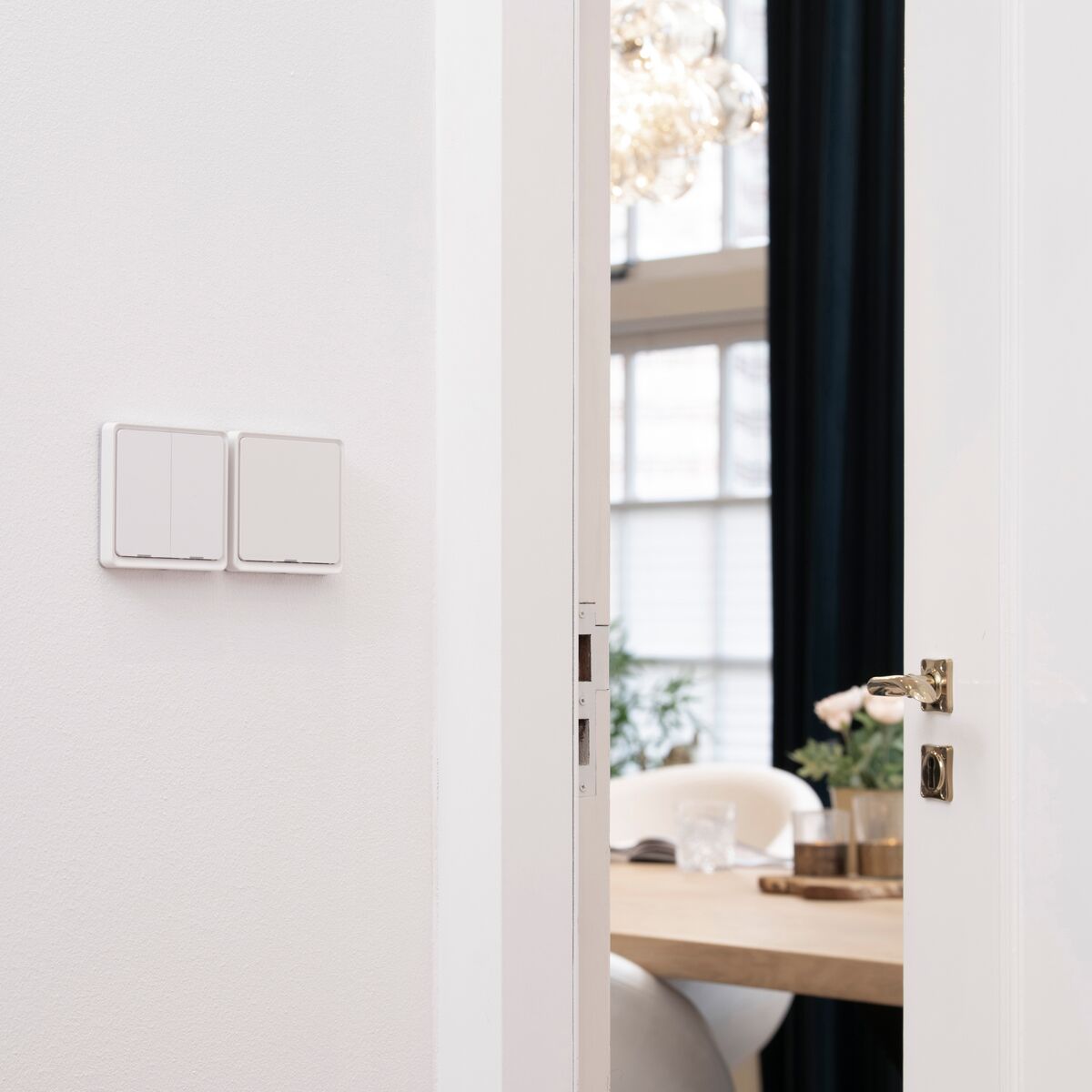 Push LE BLK - Zigbee switch - Ambiance Image of Push LE WHT and Push LO WHT mounted on wall | Marmitek