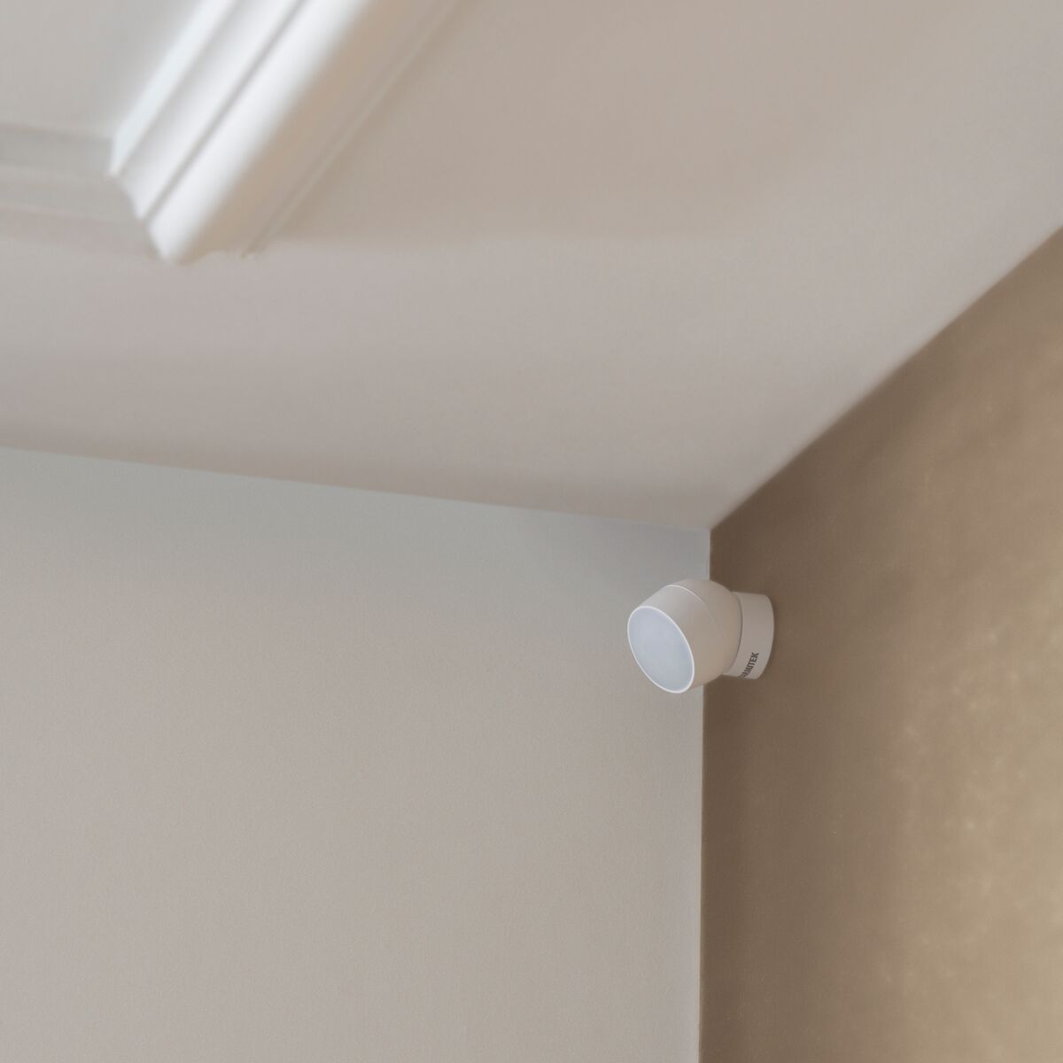 Sense ME - Zigbee motion sensor - Ambianze Image of a Zigbee sensor mounted in a top corner on the wall | Marmitek