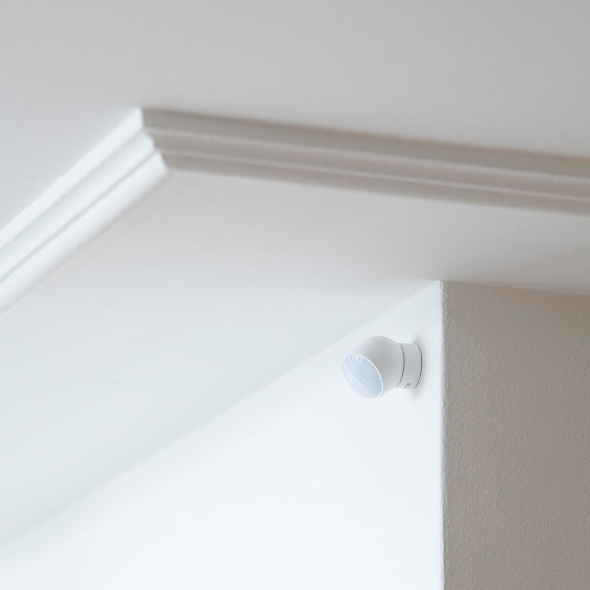 Sense ME - Zigbee motion sensor - Ambiance Image of a Zigbee sensor mounted in a top corner on the wall | Marmitek