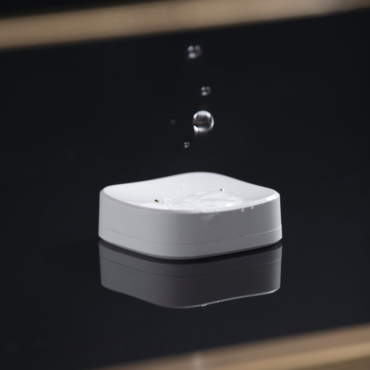 Sense MA - Zigbee Water Detector - Detail Image of a water drop faling on sensor | Marmitek